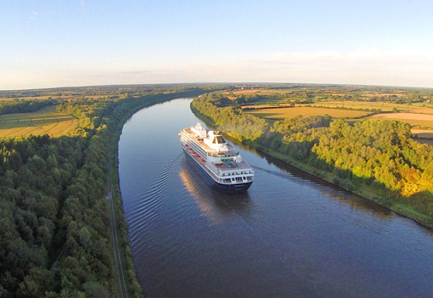 Traumschiff-Im-Nord-Ostsee-Kanal